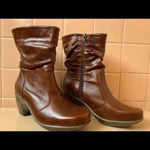 Brand new, never worn Naot Modesto bootie!